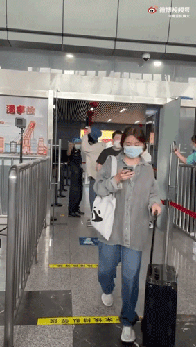 Tỉnh Bách Nhiên giật mũ, tỏ thái độ với bảo vệ sân bay