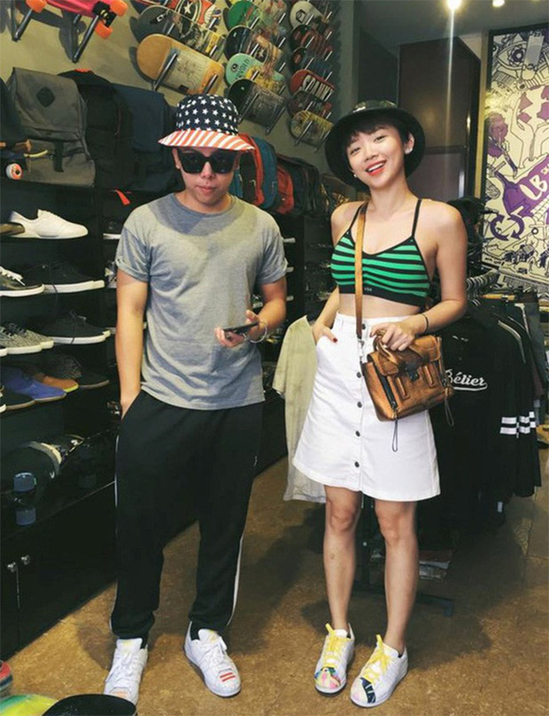 Hoàng Touliver từng vì tự trọng mà rời xa Tóc Tiên 1 thời gian. Việc nữ ca sĩ chọn yêu 1 người trong nghề là lý do thứ 2 khiến mẹ cô không hài lòng, mối quan hệ của 2 mẹ con vì thế mà căng thẳng hơn bao giờ hết