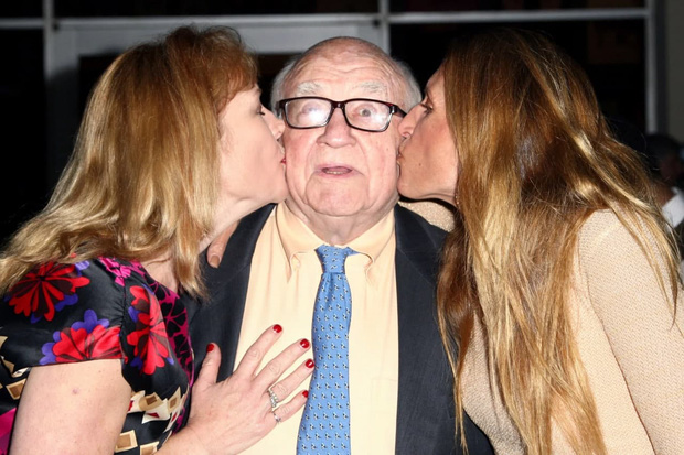 Nam diễn viên Ed Asner hạnh phúc bên 2 cô con gái Kate (trái) và Liza