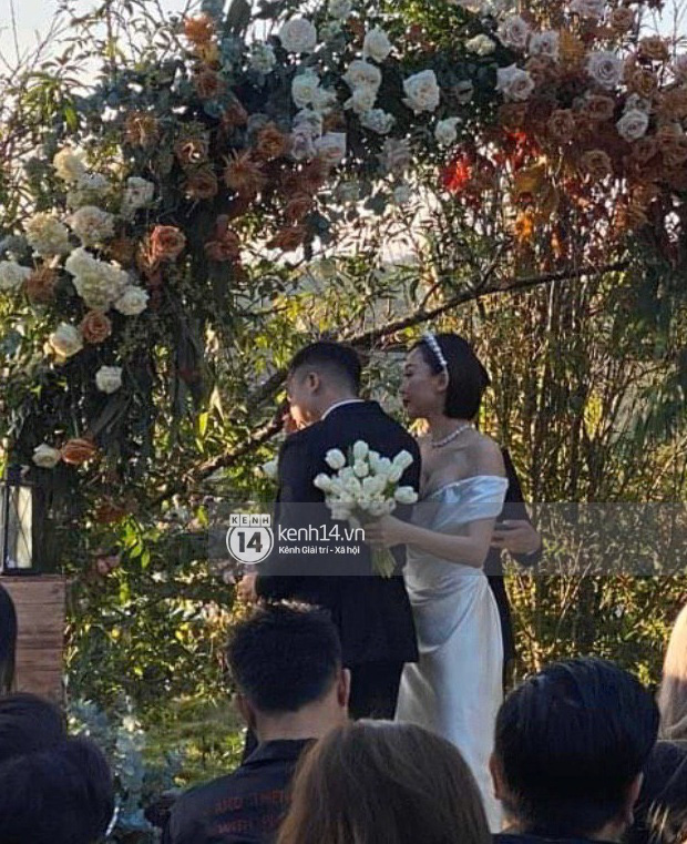 Được cùng vợ vượt qua hành trình dài để đi đến cái kết viên mãn, Hoàng Touliver đã rơi nước mắt trong ngày trọng đại