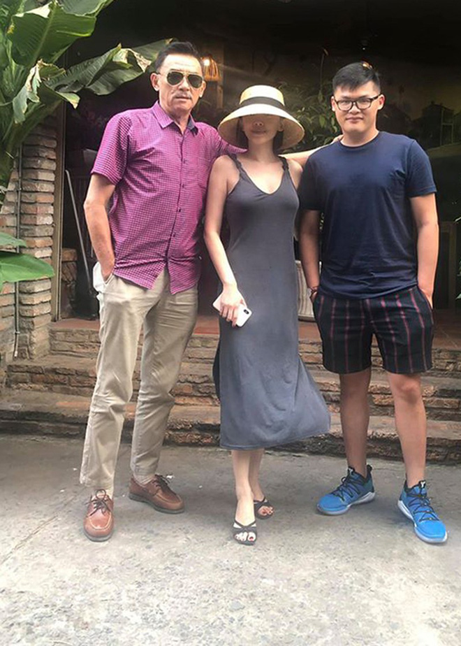 Sau khi quyết định chuyển hướng cuộc đời, Tóc Tiên và mẹ xảy ra mâu thuẫn đến nay vẫn không được hàn gắn. Trong những dịp đặc biệt, Tóc Tiên chỉ xuất hiện bên bố và các anh em trong nhà