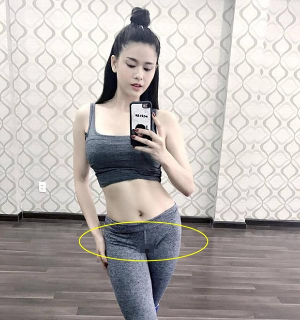 Mẹ 1 con Trương Quỳnh Anh cũng không ngoại lệ. Tạo dáng sexy trước gương nhưng lại mặc 1 chiếc quần tập có phần sáng màu, nữ diễn viên để lộ ra vùng tam giác nhạy cảm