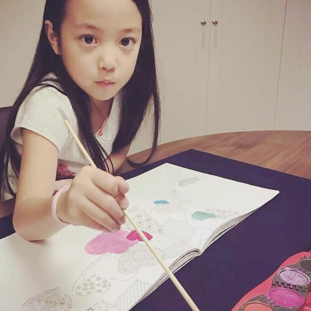 Ngay từ tấm bé, Tiểu Tháng Tư được mẹ dốc lòng đầu tư cho việc học và phát triển tài năng