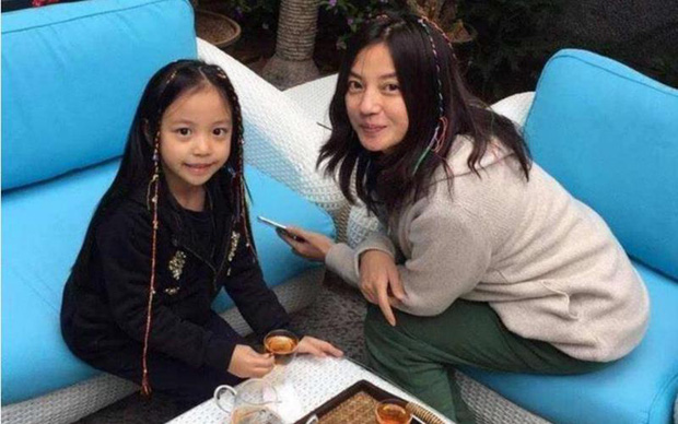 Hình ảnh của Triệu Vy bên cô con gái cưng
