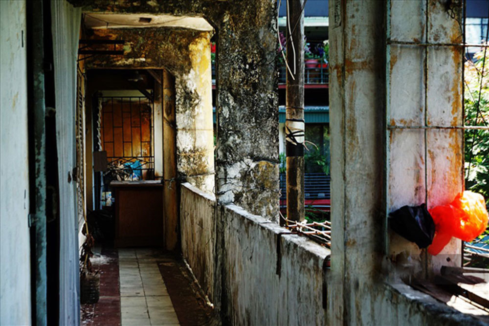 Căn tập thể cũ của vợ chồng anh Hùng xuống cấp trầm trọng (Ảnh minh họa) 