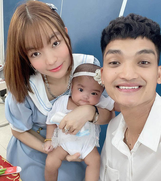 Từ ngày có con gái Mạc Văn Khoa thường xuyên chia sẻ khoảnh khắc hạnh phúc bên gia đình