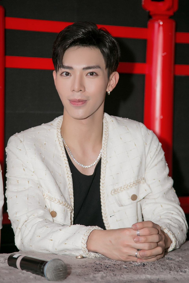 Dù đã lên tiếng nhận lỗi nhưng netizen vẫn tỏ ra chưa hài lòng khi cho rằng Erik đang cố 