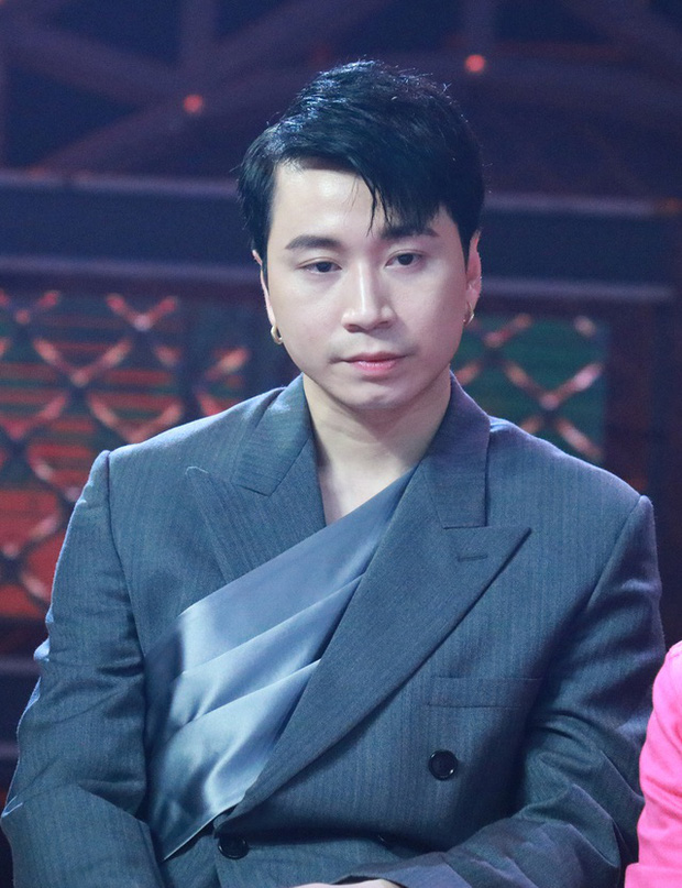 Vì tình hình dịch bệnh và đang phải cách ly nên Karik không thể về lo tang lễ cho người thân