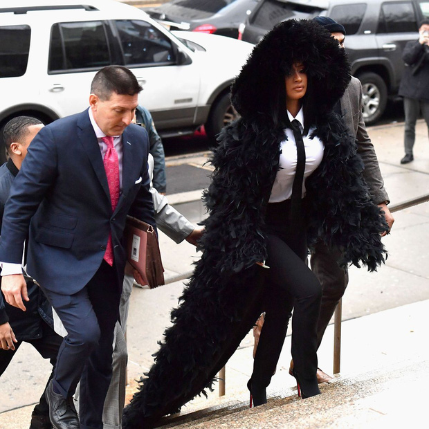 Mỗi lần đến hầu tòa, cô đều chọn những bộ cánh hết sức nổi bật và đắt tiền...