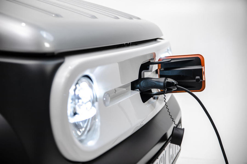 Đối với quá trình sạc pin, chiếc xe sẽ mất khoảng 5 tiếng để sạc đầy với bộ sạc tiêu chuẩn đi kèm và khoảng 8 tiếng đối với ổ cắm gia đình.