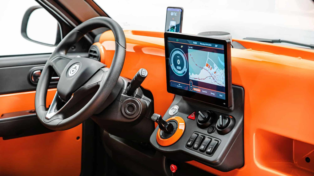 Nội thất đơn giản nổi bật với cụm màn hình và điều khiển vật lý.