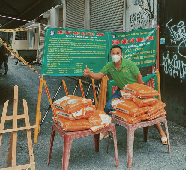 Vì xông pha ra ngoài phụ giúp bà con khó khăn vì dịch bệnh mà đã 2 tháng MC Quyền Linh không gặp con gái