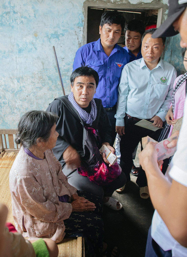 Sau khi đóng tài khoản, NS Quyền Linh tức tốc ra miền Trung xây nhà tình thương và trao quà cho bà con