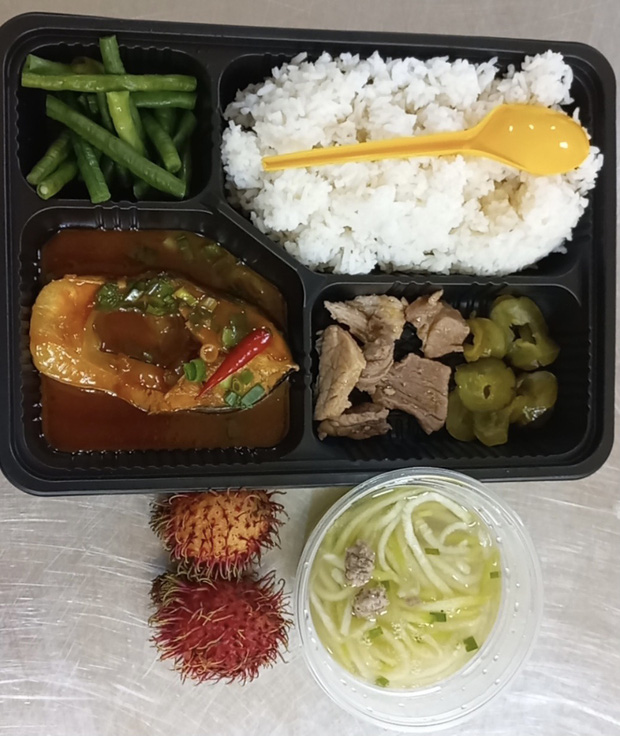 Một khẩu phần ăn trưa của F0 tại Khu điều trị dã chiến Thới Hòa (Ảnh: Báo Bình Dương)
