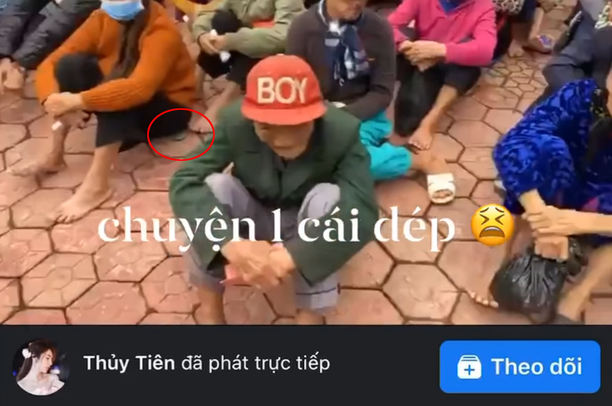 Trong đoạn clip được trích từ livestream của Thủy Tiên, có thể thấy, các cụ có lấy một chiếc dép để kê mông ngồi cho đỡ bẩn.
