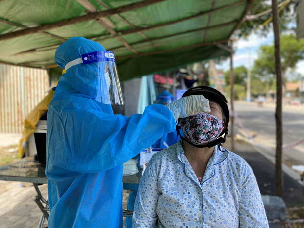 Lấy mẫu xét nghiệm Covid-19 cho người dân ở Đà Nẵng