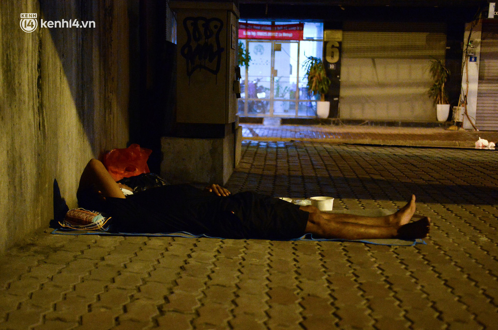 Anh Nguyễn Văn Tục (48 tuổi, quê Mường Ảng, Điện Biên) mới bắt đầu bữa ăn tối vào lúc 20h tại gầm cầu vượt Hoàng Minh Giám - Nguyễn Chánh (quận Cầu Giấy), gầm cầu này cũng là nơi anh ngủ qua đêm. Anh Tục kể, bữa ăn tối trên được các mạnh thường quân đi qua giúp đỡ. Người đàn ông 43 tuổi cho biết, cách đây 3 tháng từ Điện Biên xuống Bắc Ninh, Bắc Giang để làm phụ hồ