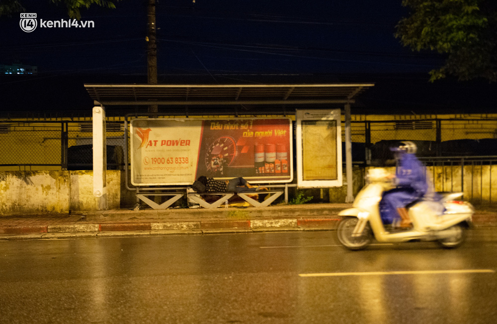 Lý Hoàng Hải (41 tuổi, quê Thanh Hoá) chọn gầm cầu, điểm dừng xe buýt làm chốn nghỉ chân, ngủ qua đêm