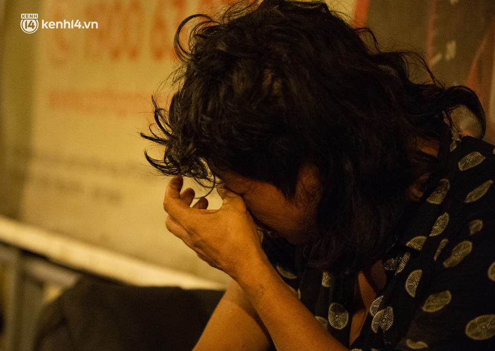 Hải xúc động vì được các thành viên tặng quà