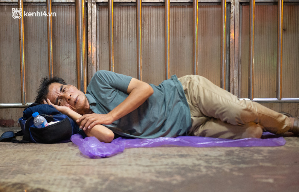 Ông Nông Văn Giàng (quê Cao Bằng) nằm nghỉ tại cầu vượt đi bộ gần Bệnh viện Bạch Mai vẫn chưa thể chợp mắt do không có tiền và giấy tờ về quê. Ông Giàng kể, trước ngày Hà Nội thực hiện giãn cách xã hội 2 hôm, ông từ Cao Bằng xuống BV Bạch Mai để khám bệnh. Tuy nhiên, trên đường từ bến xe đến bệnh viện bị mất ví nên mất hết tiền và giấy tờ nên không thể vào khám bệnh và về quê