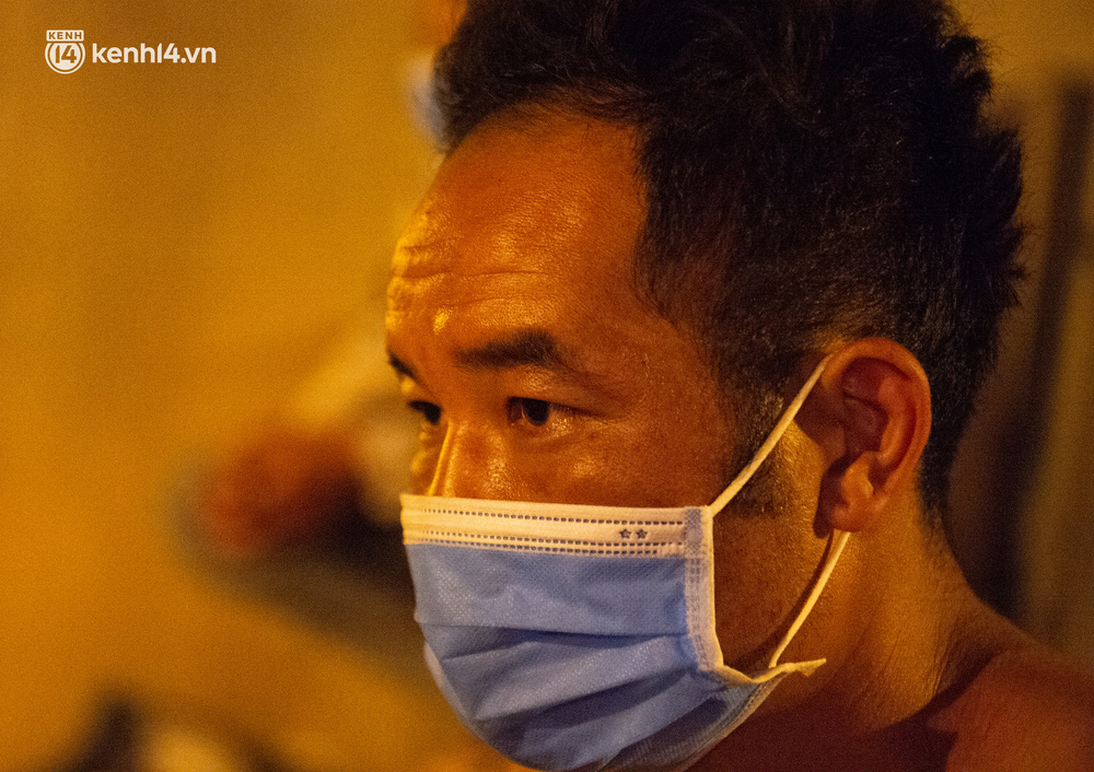 Vừa qua, một lãnh đạo UBND phường Mỹ Đình 2 cho biết, đơn vị đã nắm được những người công nhân không có chỗ ở phải tá túc tại gầm cầu vượt, đoạn đối diện trước cổng bến xe Mỹ Đình. 