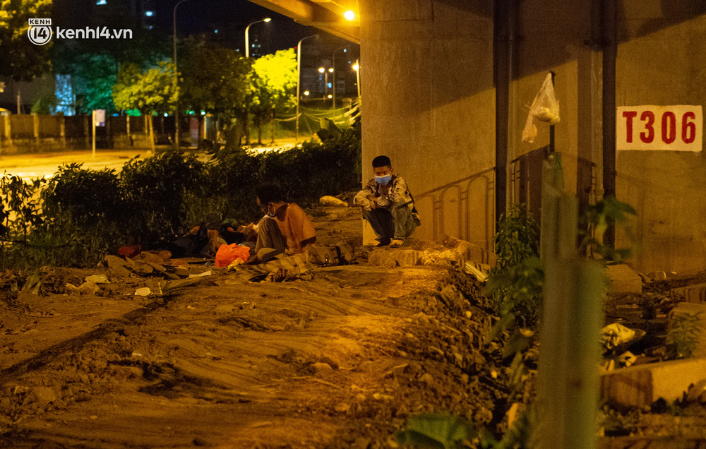 Anh Lò Văn Thành (33 tuổi, quê Văn Chấn, Yên Bái) cùng 2 người khác nằm nghỉ dưới gầm cầu vượt đường vành đai 3 đoạn trước cổng bến xe Mỹ Đình vẫn chưa thể chợp mắt do ngoài trời nhiều muỗi và nằm nhớ nhà, gia đình. Thành kể, anh vừa từ Yên Bái xuống Hà Nội để làm phụ hồ được 3 ngày thì thủ đô Giãn Cách. Sau đó, chủ thầu không bao ăn, nghỉ trong người lại không có tiền nên anh đành phải đi lang thang