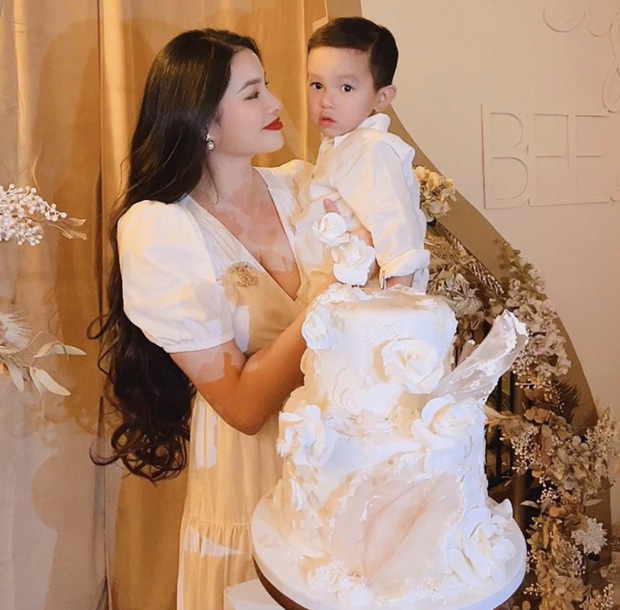 Sau 3 năm ở Mỹ, Phạm Hương nay có 1 mái ấm viên mãn và hạnh phúc. Được biết, chồng nàng hậu là một CEO của công ty sáng lập, điều hành trên nhiều lĩnh vực xuất - nhập khẩu hàng hóa, xe hơi, bất động sản có trụ sở nằm ở New York, Hoa Kỳ