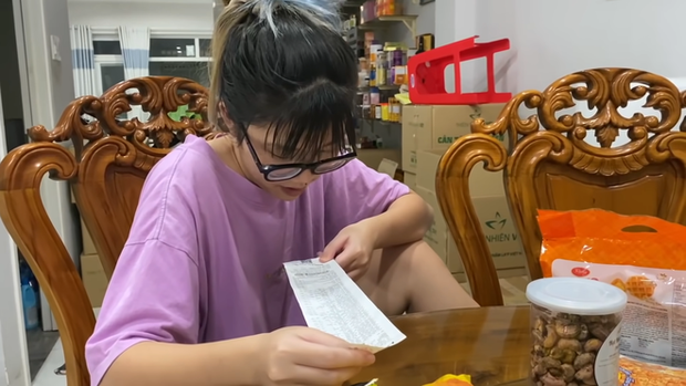 Con gái Cát Tường phát hiện hóa đơn in sót