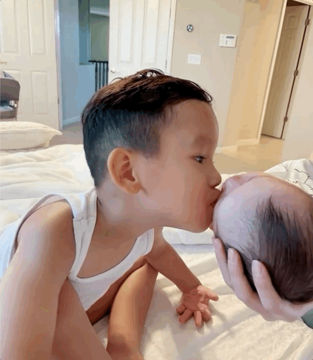 Khoảnh khắc ngọt ngào của 2 con trai nhà Phạm Hương, bé Apollo lần đầu được mẹ cho lộ mặt trên mạng xã hội