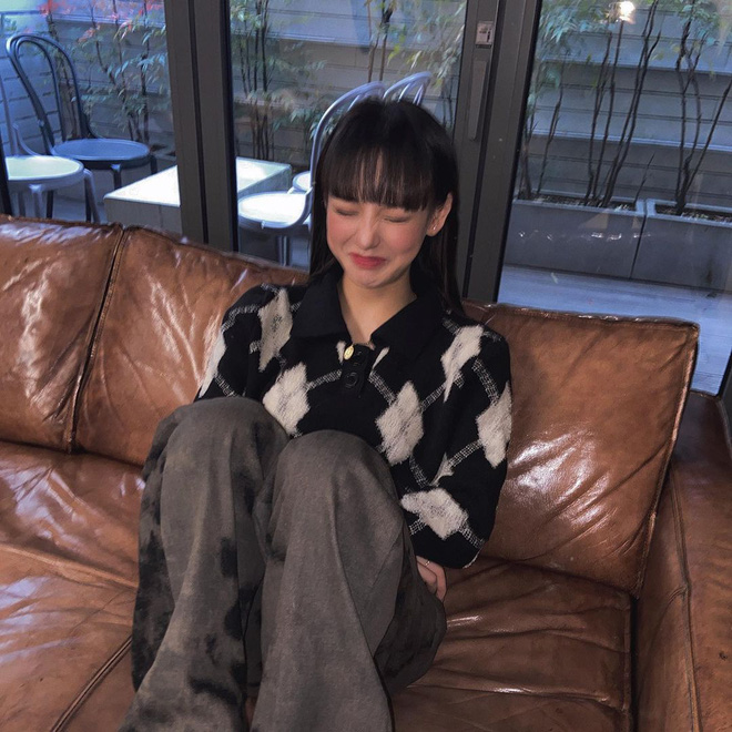 1 trong những item lặp đi lặp lại trên Instagram cá nhân hơn 1 triệu followers của Noze chính là quần ống rộng. Mùa hè thì phối với áo 3 lỗ oversized cho khỏe khoắn, mùa đông thì mix với áo len dệt kim, gu thời trang của Noze quả thực không kém cạnh nàng ulzzang nào