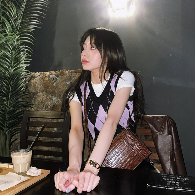 Quả là có gu thời trang đi trước thời đại, Noze đã nhanh tay sắm cho mình 1 chiếc áo gile len crop top ngay từ tháng 3 luôn mà. Item hot hit nhất nhì thu này được cô nàng phối với 1 chiếc áo phông trắng ôm sát bên trong, nhìn rất trendy, năng động