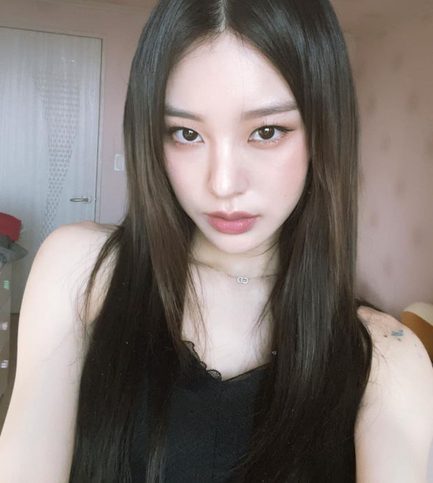 Tuy nhiên, khi hất mái lên, thần thái lẫn khí chất của Noze mới thực sự nổi bật. Từng đường nét tuyệt hảo trên khuôn mặt cứ thế mà hiện lên rõ nét không sót chút nào. Lối trang điểm tông nude được cô nàng chinh phục cực kì thành công