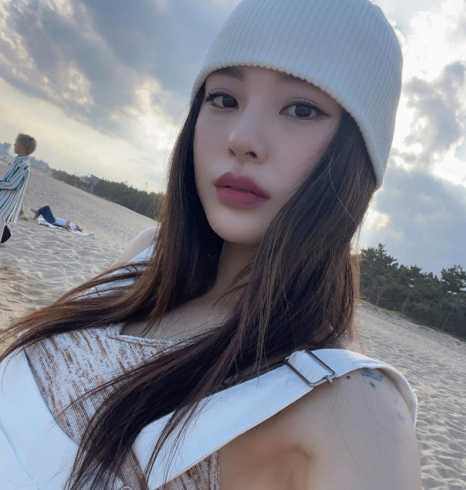 Lối makeup của Noze vừa pha chút gái Hàn, lại vừa xen lẫn nét lai Tây cá tính: lớp nền lì mịn, kẻ mắt mảnh nhưng sắc nét, lens sáng màu, son tông đất... tạo nên visual thực sự cuốn hút khiến người ta không thể rời mắt