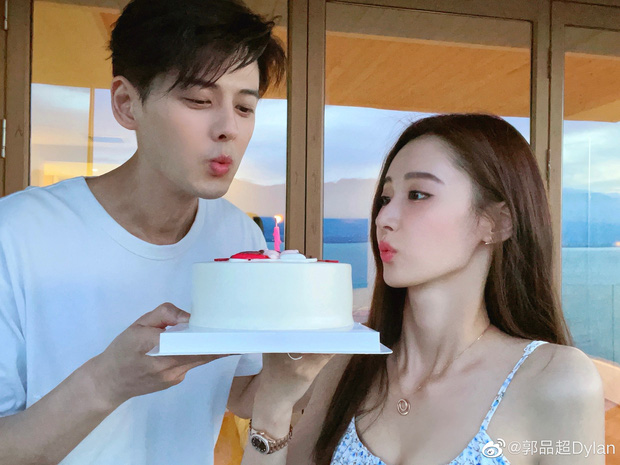 Bức hình công khai tình cảm của Quách Phẩm Siêu với bạn gái xinh đẹp