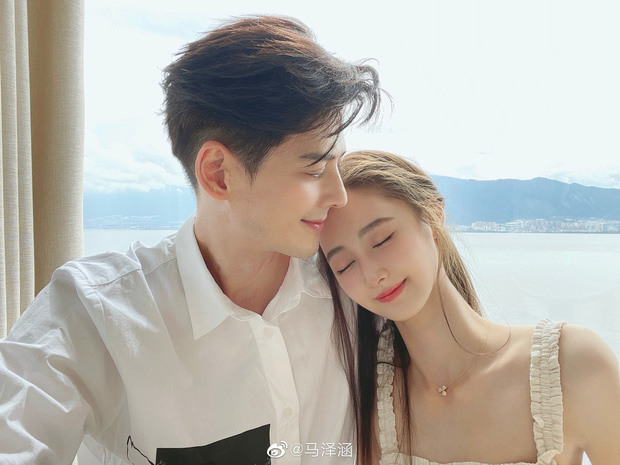 Cặp đôi mới của làng giải trí khoe những tấm hình 