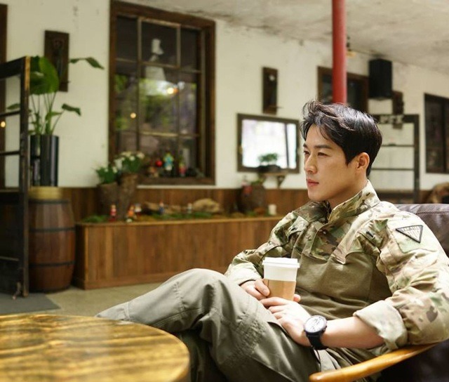 Vệ sĩ đẹp trai như tài tử của Tổng thống Hàn từng nghỉ việc vì nổi tiếng giờ ra sao? - 12