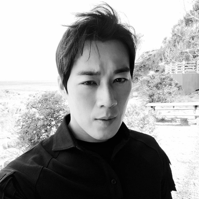 Vệ sĩ đẹp trai như tài tử của Tổng thống Hàn từng nghỉ việc vì nổi tiếng giờ ra sao? - 13