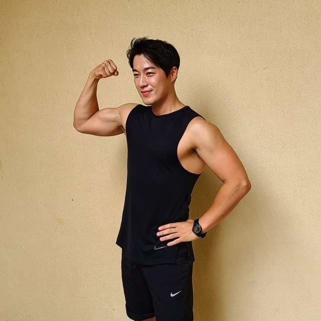 Vệ sĩ đẹp trai như tài tử của Tổng thống Hàn từng nghỉ việc vì nổi tiếng giờ ra sao? - 10