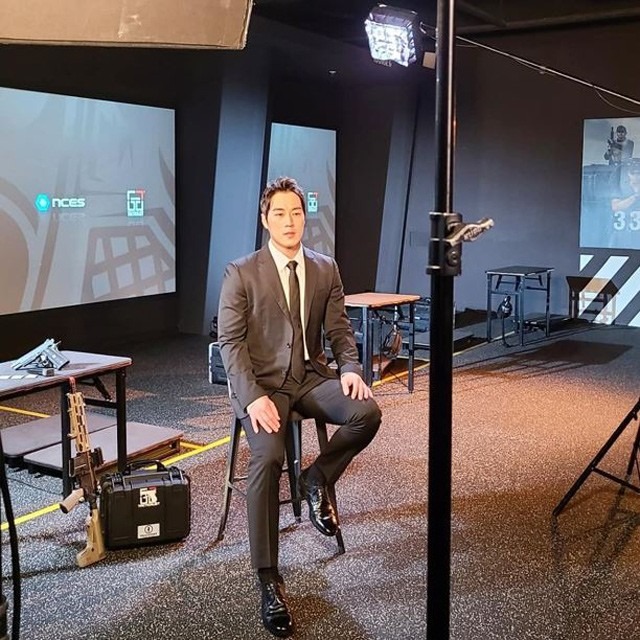 Vệ sĩ đẹp trai như tài tử của Tổng thống Hàn từng nghỉ việc vì nổi tiếng giờ ra sao? - 11