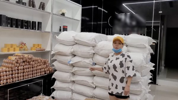 Dù vất vả khó khăn nhưng vợ chồng NS Việt Hương luôn cố gắng hết sức cứu giúp cho bà con giữa giai đoạn bệnh dịch căng thẳng