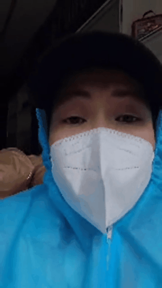 NS Việt Hương bức xúc khi bị trộm lấy cắp giấy tờ trên xe chở hàng từ thiện