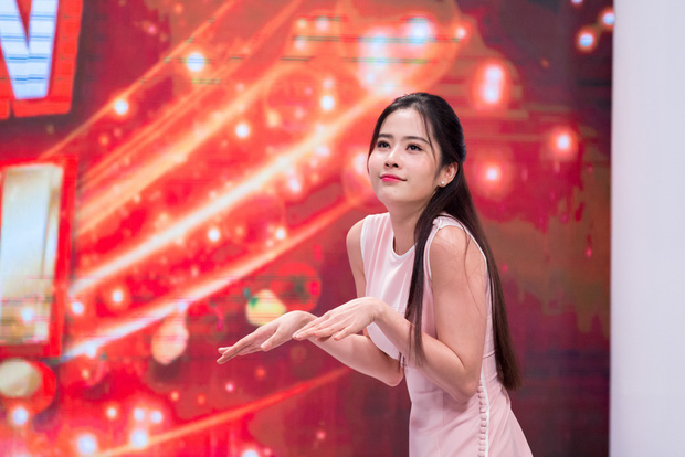 Từ các sàn diễn thời trang, đóng phim, ca hát đến loạt gameshow truyền hình, Nam Em ghi dấu ấn với hình ảnh một cô gái xinh đẹp, dí dỏm