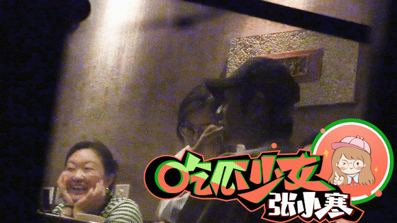 Nhóm bạn trò chuyện, tán gẫu hăng say, Huỳnh Hiểu Minh ngồi kế bên vừa 