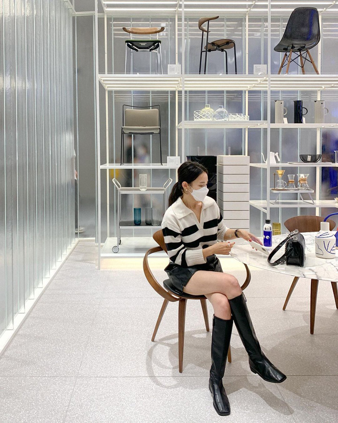 Hết trắng thì mình chuyển sang đen, thời tiết đang vào lúc giao mùa nên bạn vẫn có cơ hội tung tăng với các thể loại quần short, váy ngắn nhé. Ngoài kiểu phối blazer + áo phông + biker short thì dạo gần đây quần short da cũng được ưa chuộng lắm đó, mix cùng áo dệt kim có cổ và boot da cao tới đầu gối thì sành điệu lắm cho xem