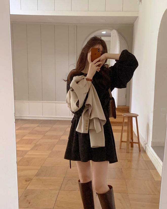 Giải pháp hữu hiệu nhất cho nàng lười mix đồ chính là mặc váy, nhưng thay vì sneaker năng động như mùa hè thì đổi qua boot nhé, mặc váy dài thì đi ankle boot, váy ngắn thì chọn boot cao tới đầu gối, phải có boot mới đúng điệu thời trang thu đông đấy!