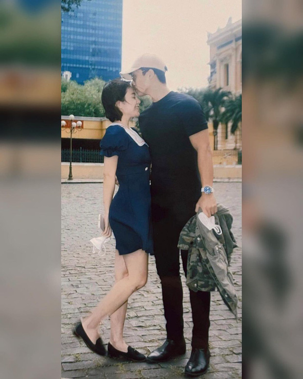 Trong khung hình, Thái Trinh rạng rỡ hạnh phúc rõ bên người yêu