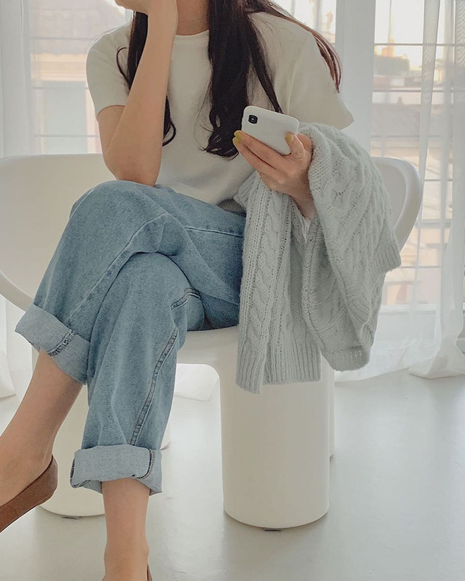 Team xanh pastel đâu giơ tay nào? Màu này mà ngắm thì dịu mắt phải biết nhỉ? Bạn không nhất thiết phải thay mới cả tủ đồ đâu nhé, ví dụ với quần jeans xanh sáng và áo thun trắng như cô nàng bên phải ta chỉ cần thêm cardigan xanh pastel là được luôn set đồ đơn sắc rồi, nếu muốn ton sur ton thì chọn giày màu trắng hoặc xanh pastel luôn nhé