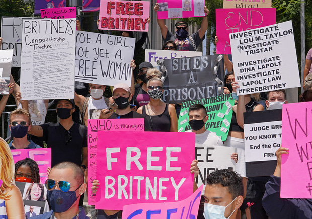 Người ủng hộ phong trào #FreeBritney tuần hành bên ngoài Tòa án