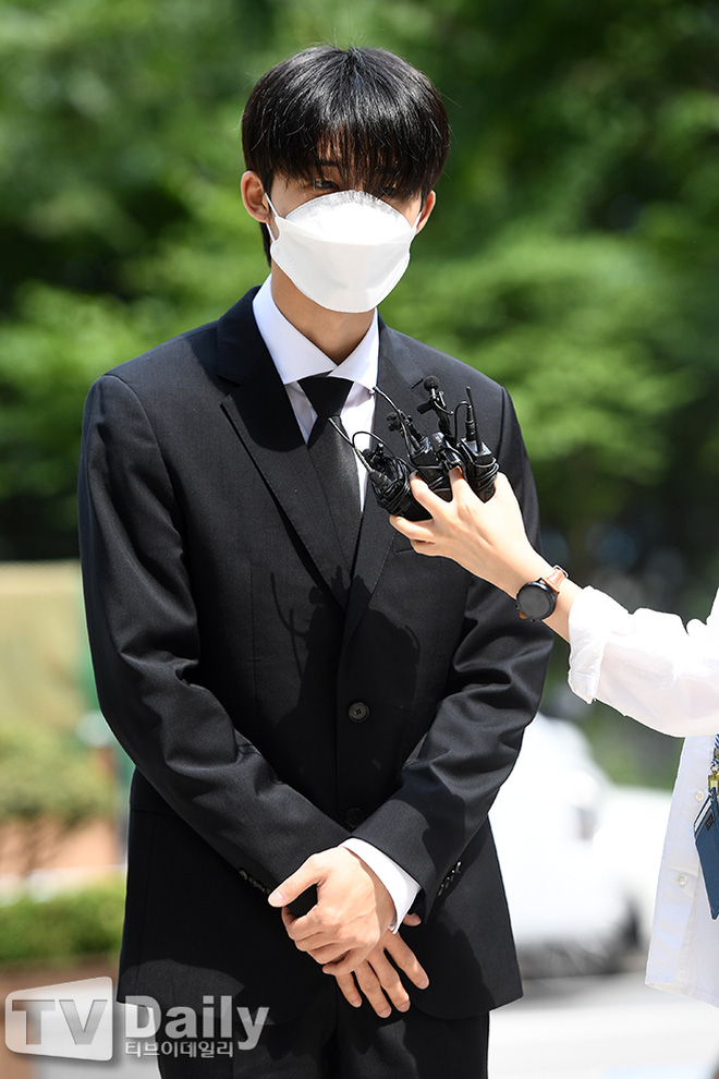 Nam idol cúi đầu trước truyền thông, thừa nhận mọi lỗi lầm