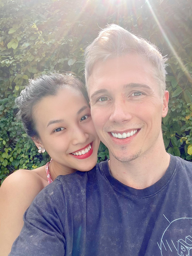 Hoành Oanh và ông xã Jack đã kết hôn gần 2 năm và có 1 nhóc tỳ lai Tây cực đáng yêu. Hiện tại, nữ MC đang cùng chồng sống vui vẻ, hạnh phúc ở Singapore